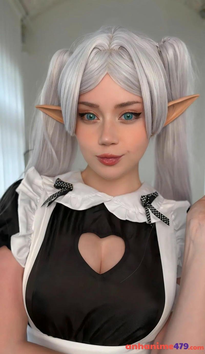 ảnh cosplay frieren khoét ngực