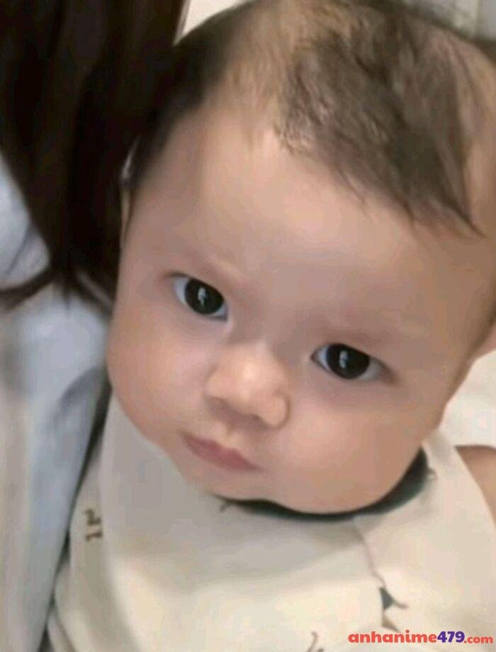 ảnh meme hoang mang em bé