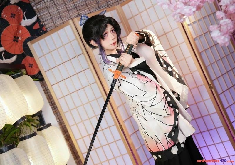 ảnh shinobu cosplay cầm kiếm