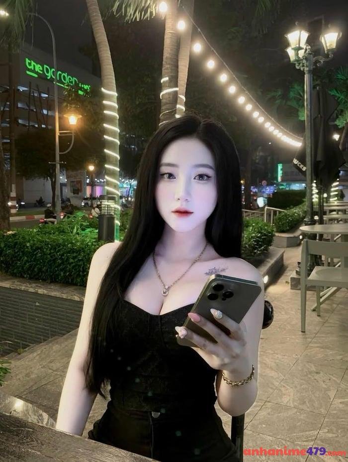 cô gái ngực nóng bỏng