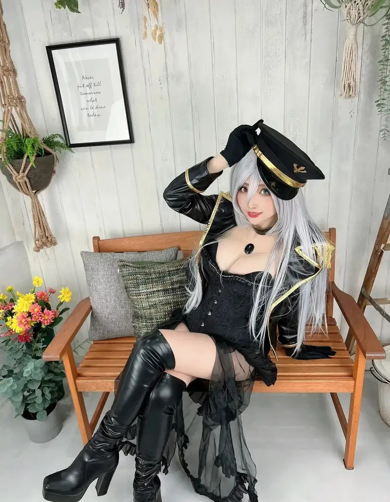 cosplay cảnh sát mọng nước