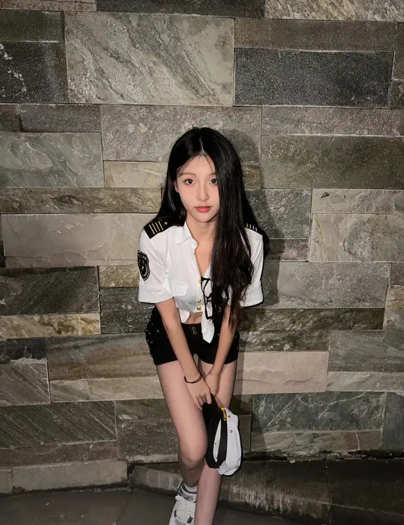 cosplay cảnh sát tóc dài