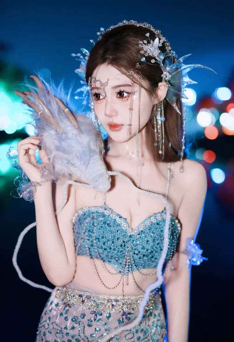 cosplay nàng tiên cá ánh sáng xanh