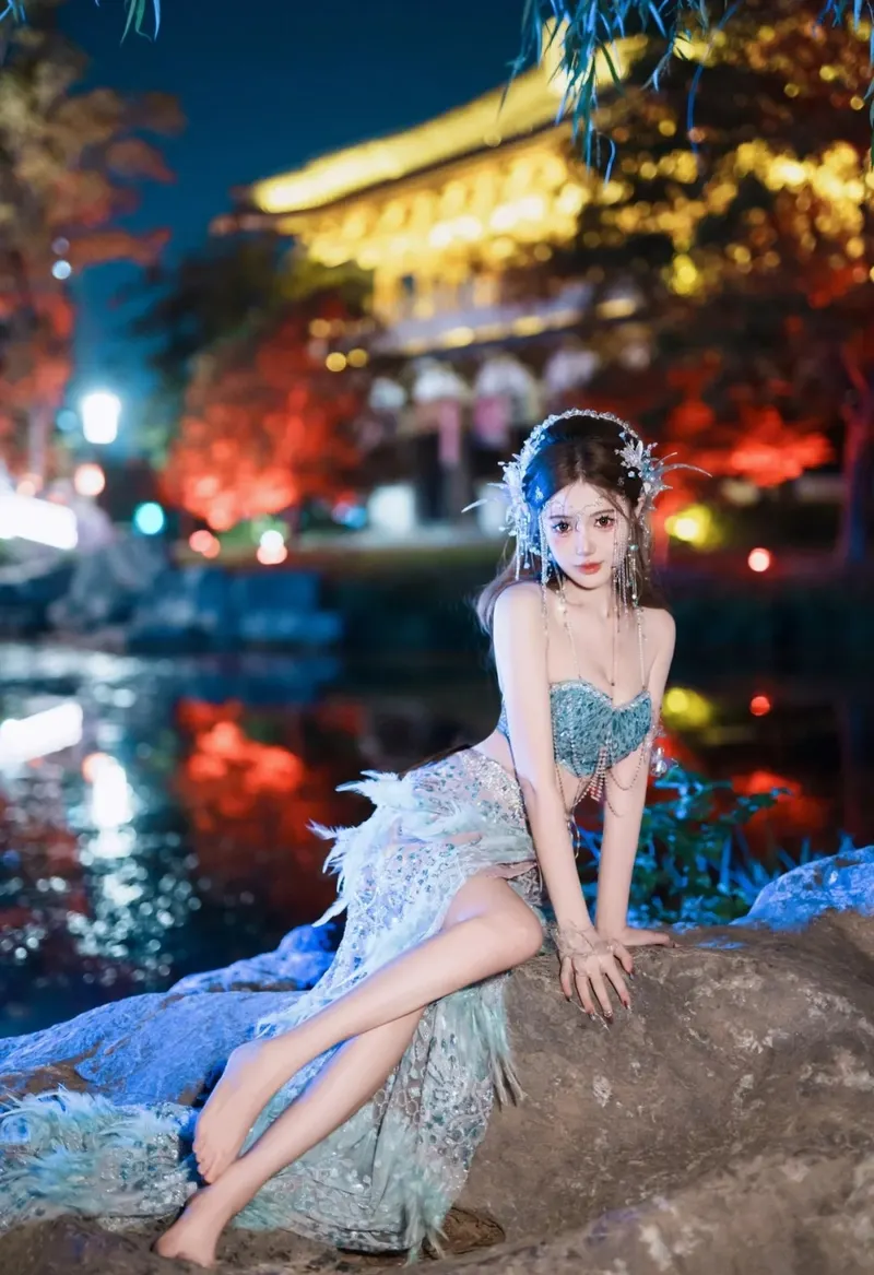 cosplay nàng tiên cá bên bờ biển