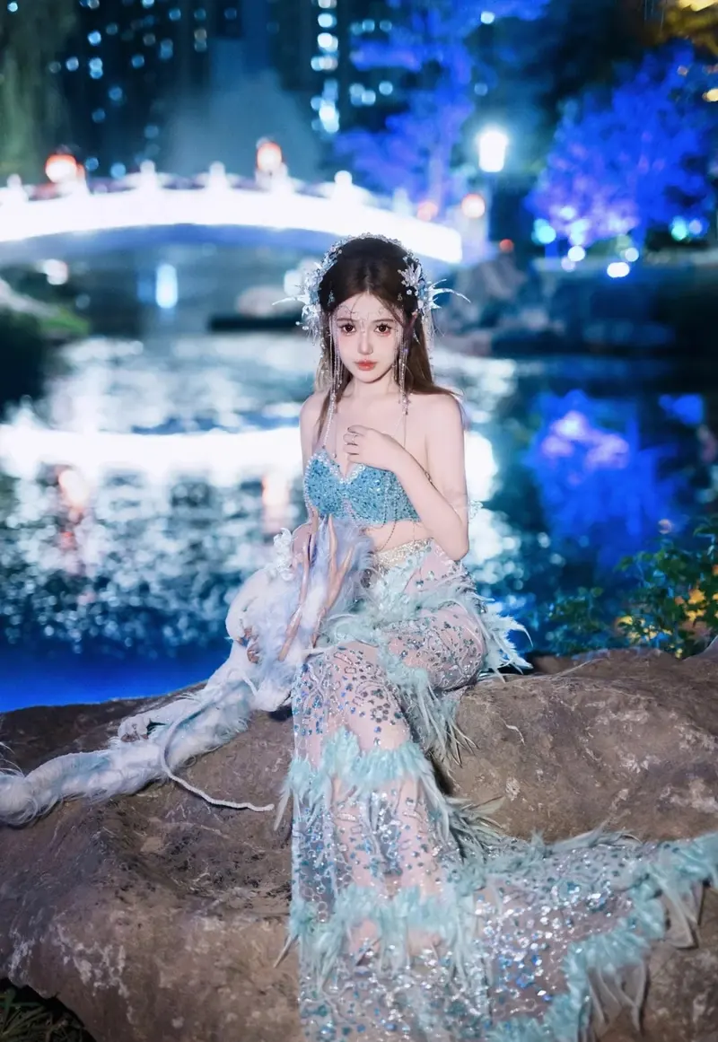 cosplay nàng tiên cá tóc dài quyến rũ