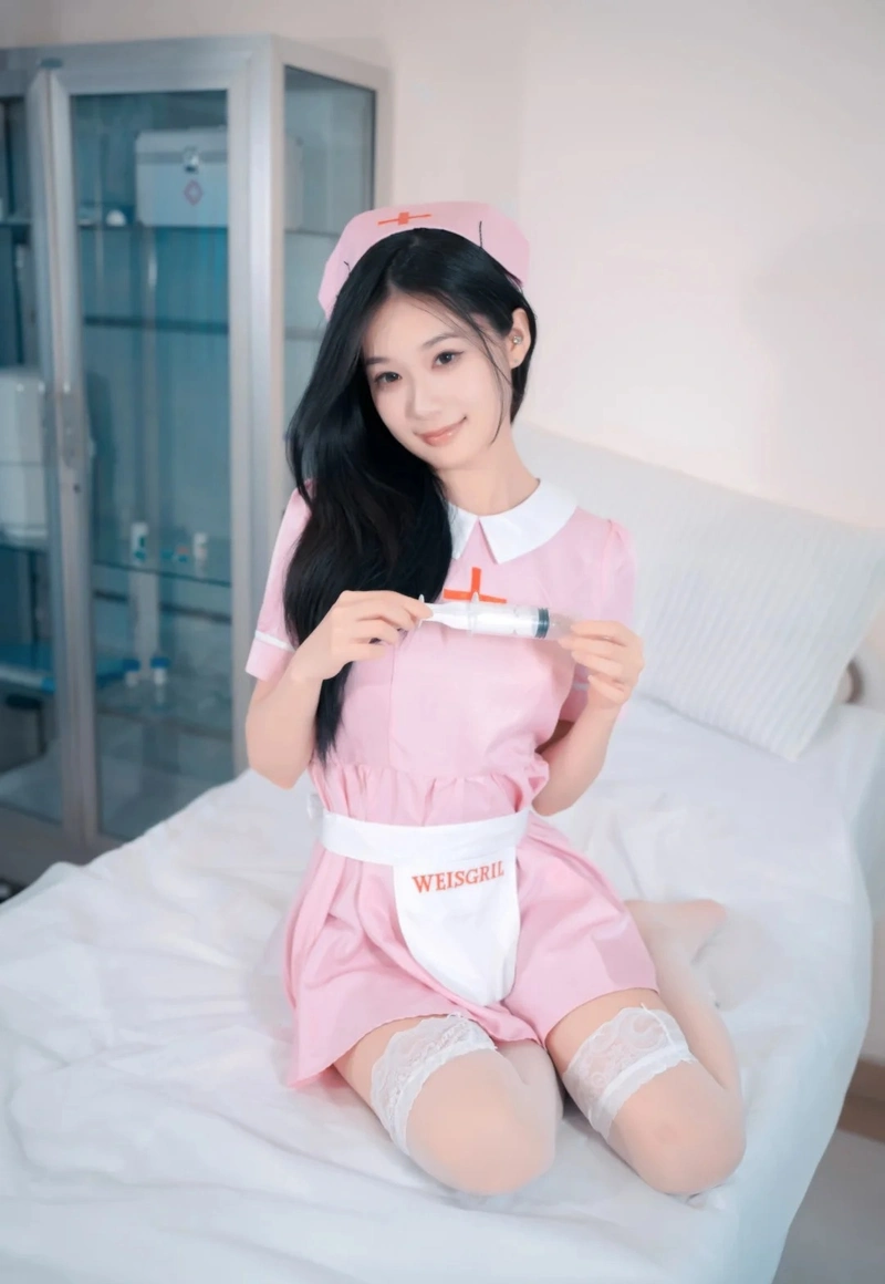 cosplay nữ y tá sexy
