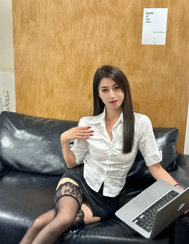 cosplay thư ký dáng ngồi quyến rũ