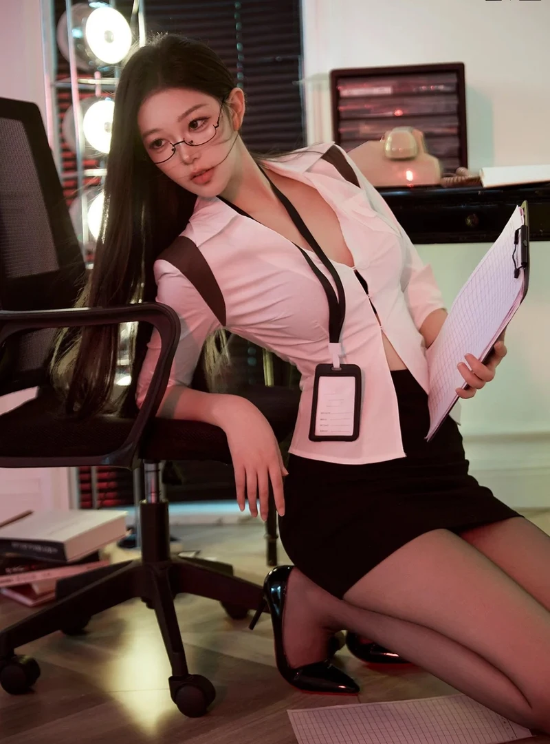 cosplay thư ký đeo kính gợi cảm