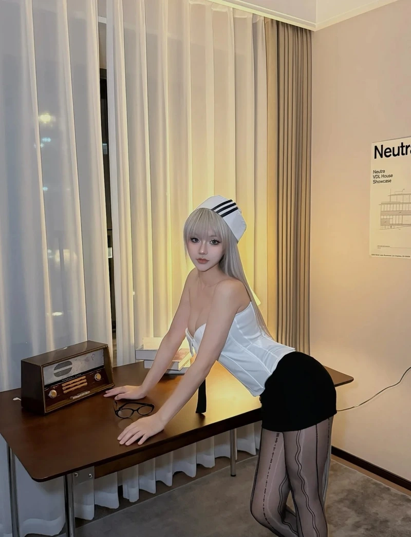 đồ cosplay thư ký