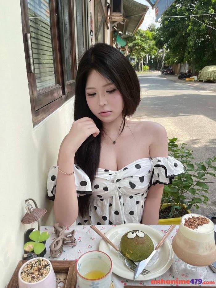 gái xinh ngực lôi cuốn