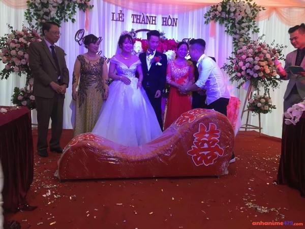 ghế tình yêu meme cưới