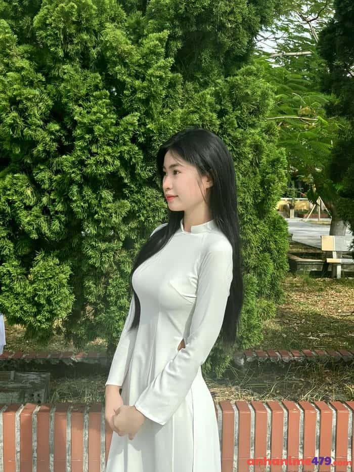hot girl 18 tuổi