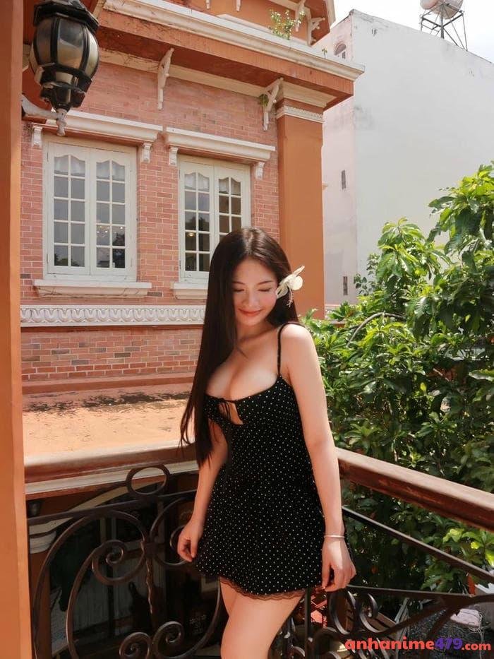 hot girl tạo dáng khoe ngực